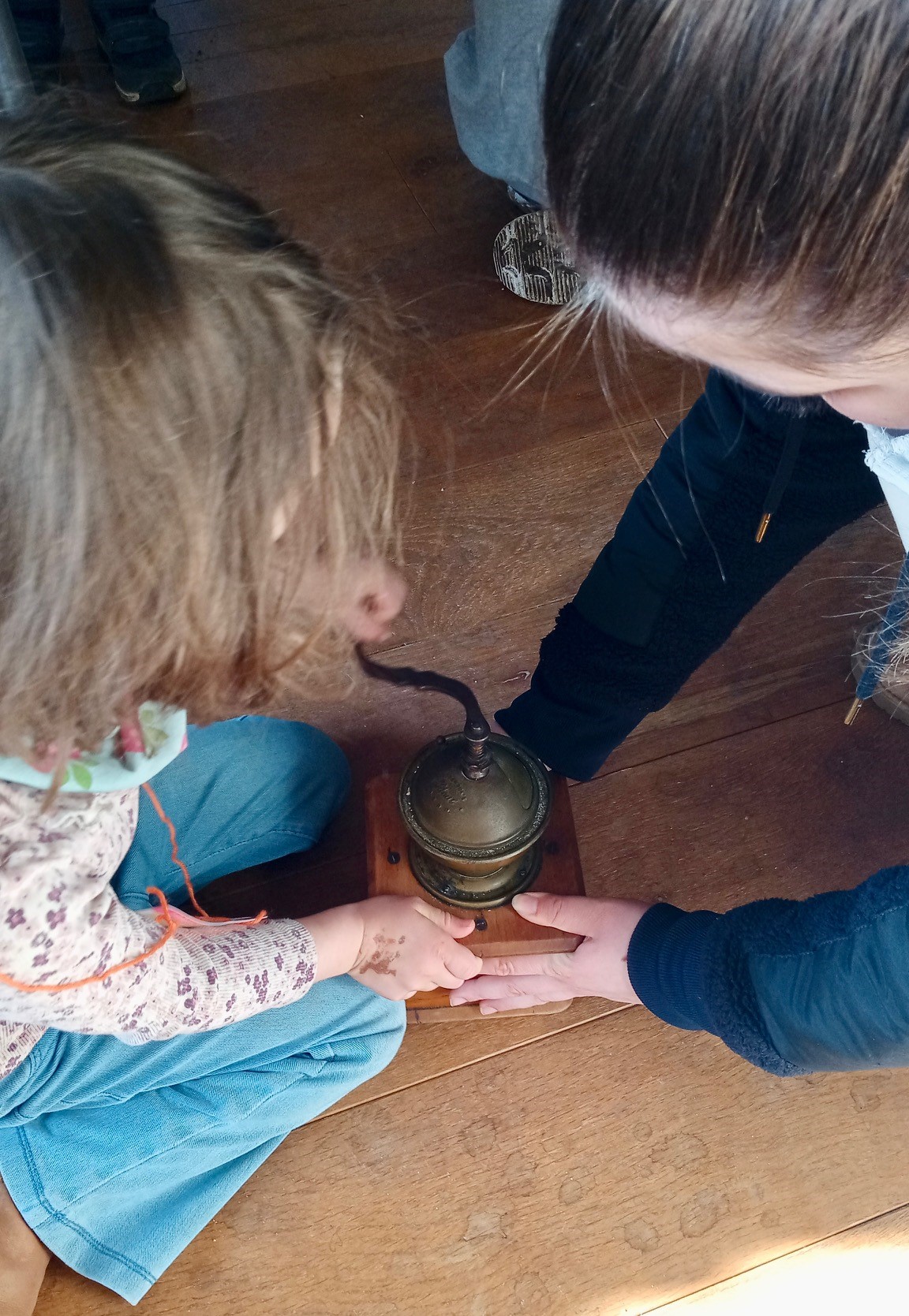 Foto 3 Zwei Maedchen beim Mahlen